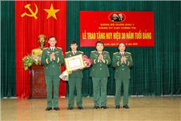 Đảng ủy Cục Chính trị trao tặng Huy hiệu 30 năm tuổi Đảng